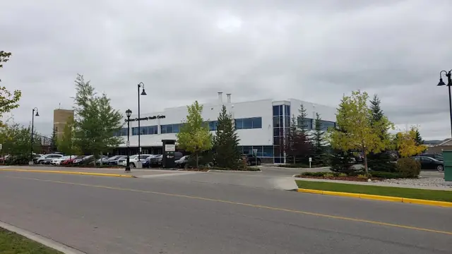 The front of Cochrane Community Health Centre in Cochrane, Alberta, with its name on the white facade