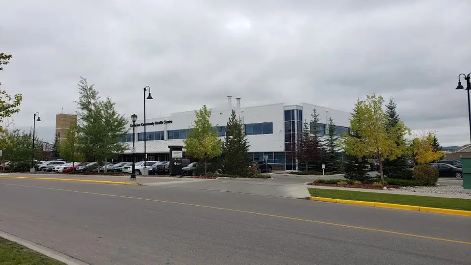 The front of Cochrane Community Health Centre in Cochrane, Alberta, with its name on the white facade