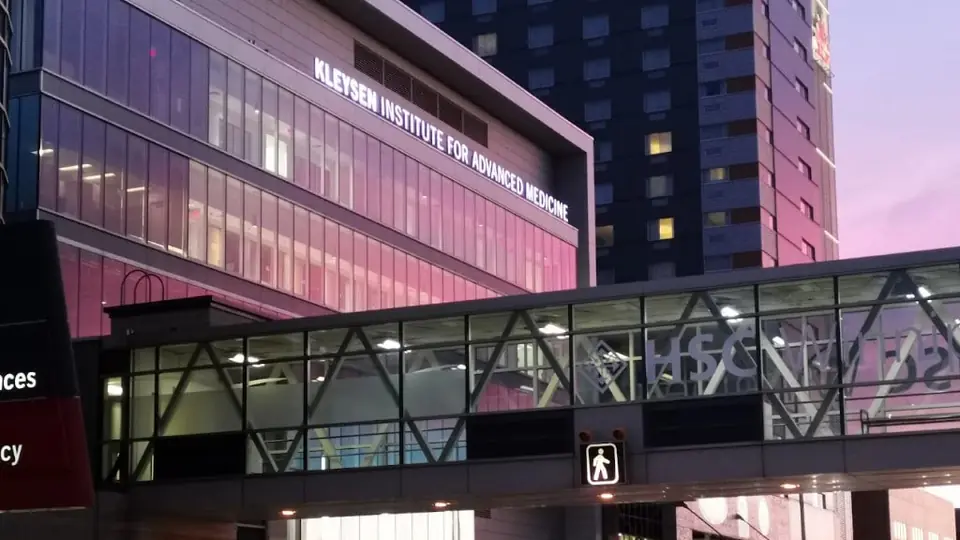 The Kleysen Institute for Advanced Medicine and the HSC Winnipeg skywalk at the William Entrance in Winnipeg, Manitoba